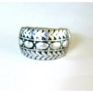 New Premier Designs ring Stretch in Antiqued Silver.  Fits sizes 6.5-9